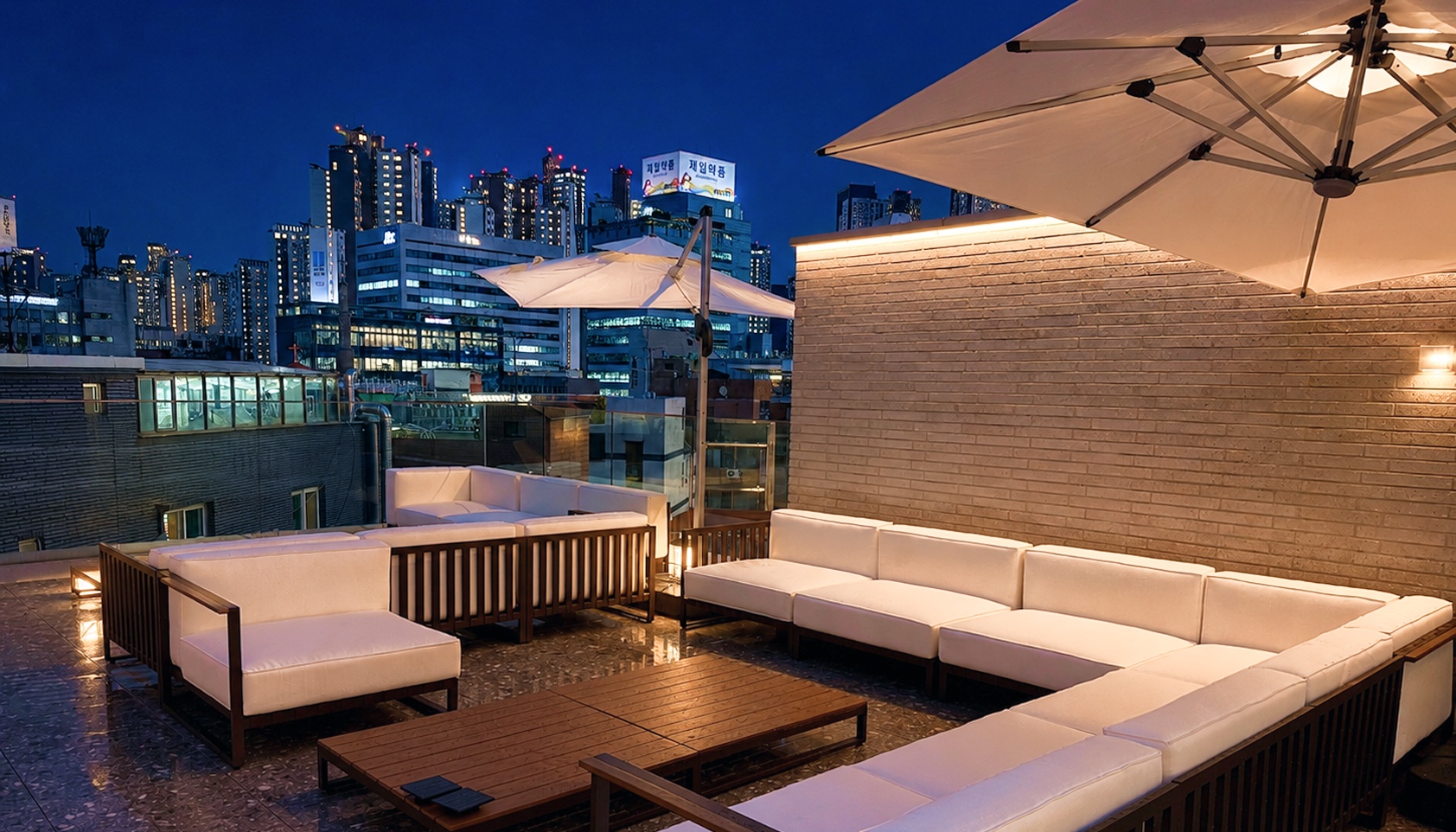 Rooftop lounge